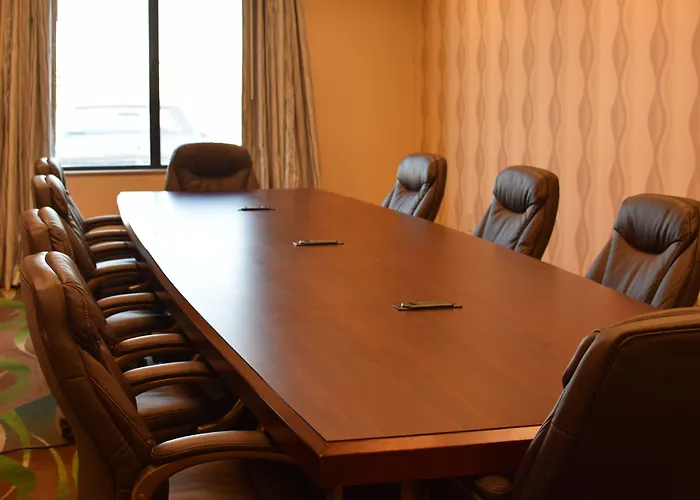 Holiday Inn Express Pratt By Ihg